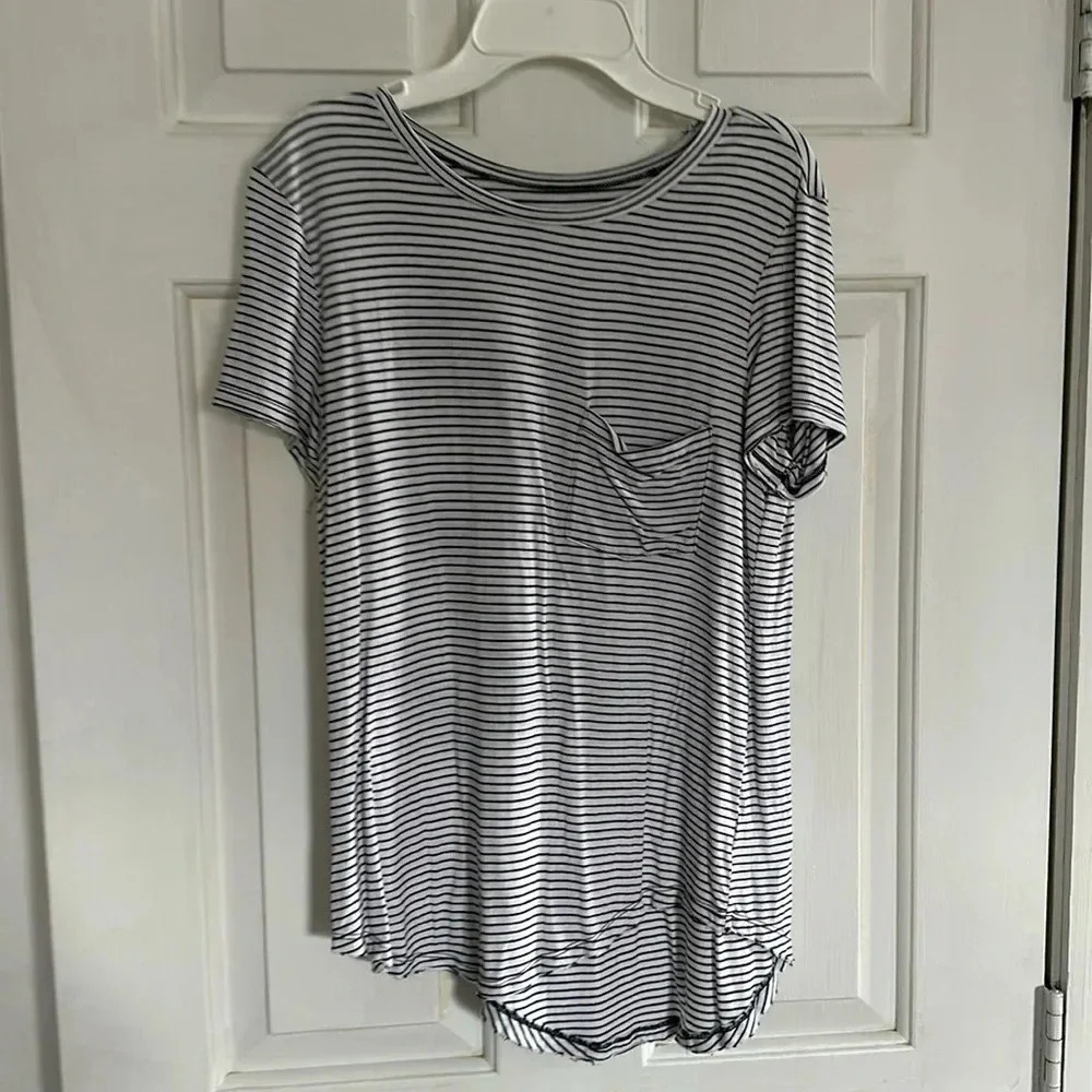 American Eagle Black and White tshirt size small